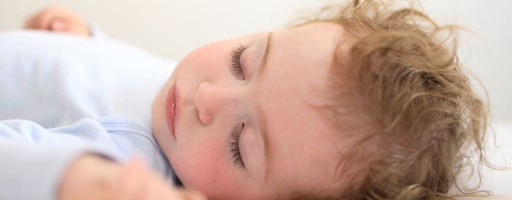 عرق کردن سر نوزاد در خواب