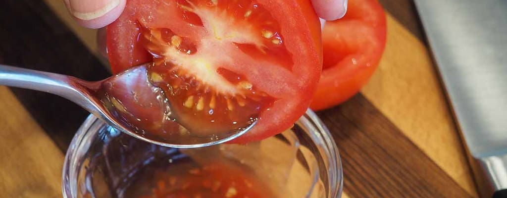 دانه های سیاه داخل گوجه فرنگی